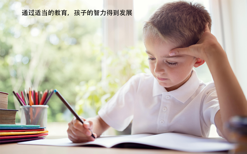4岁的孩子学习认字，而不是写字！