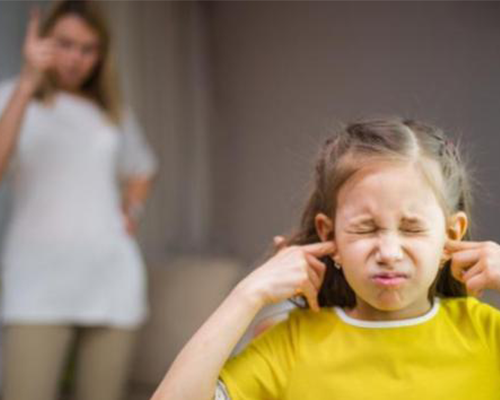 孩子发脾气时家长的反应很重要，一不小心就会让孩子走错“路”